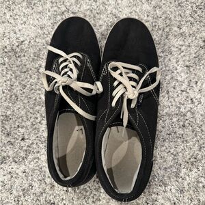Women’s black vans
